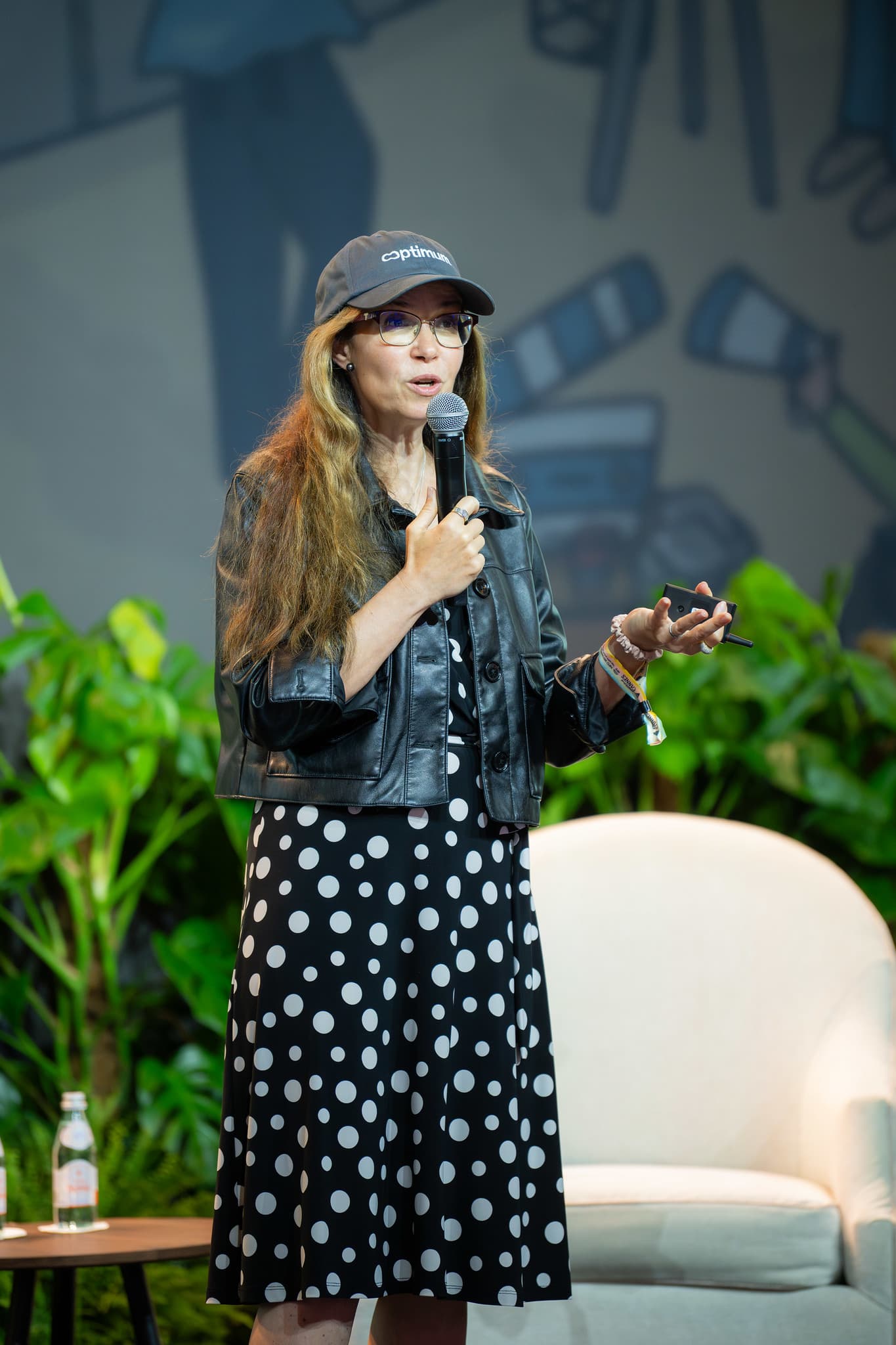 Pitching on stage